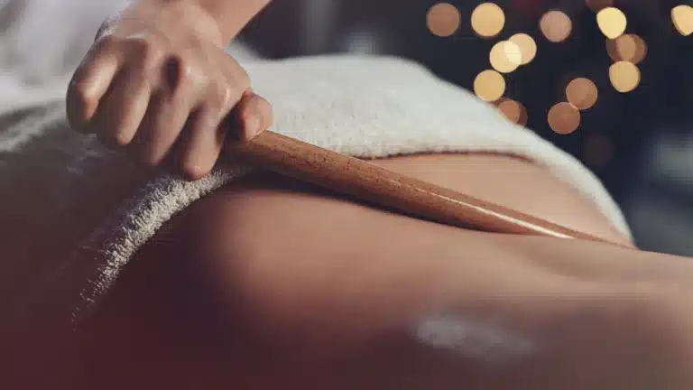 Masaż kijkami bambusowymi w Masaże Świata SPA Wiry